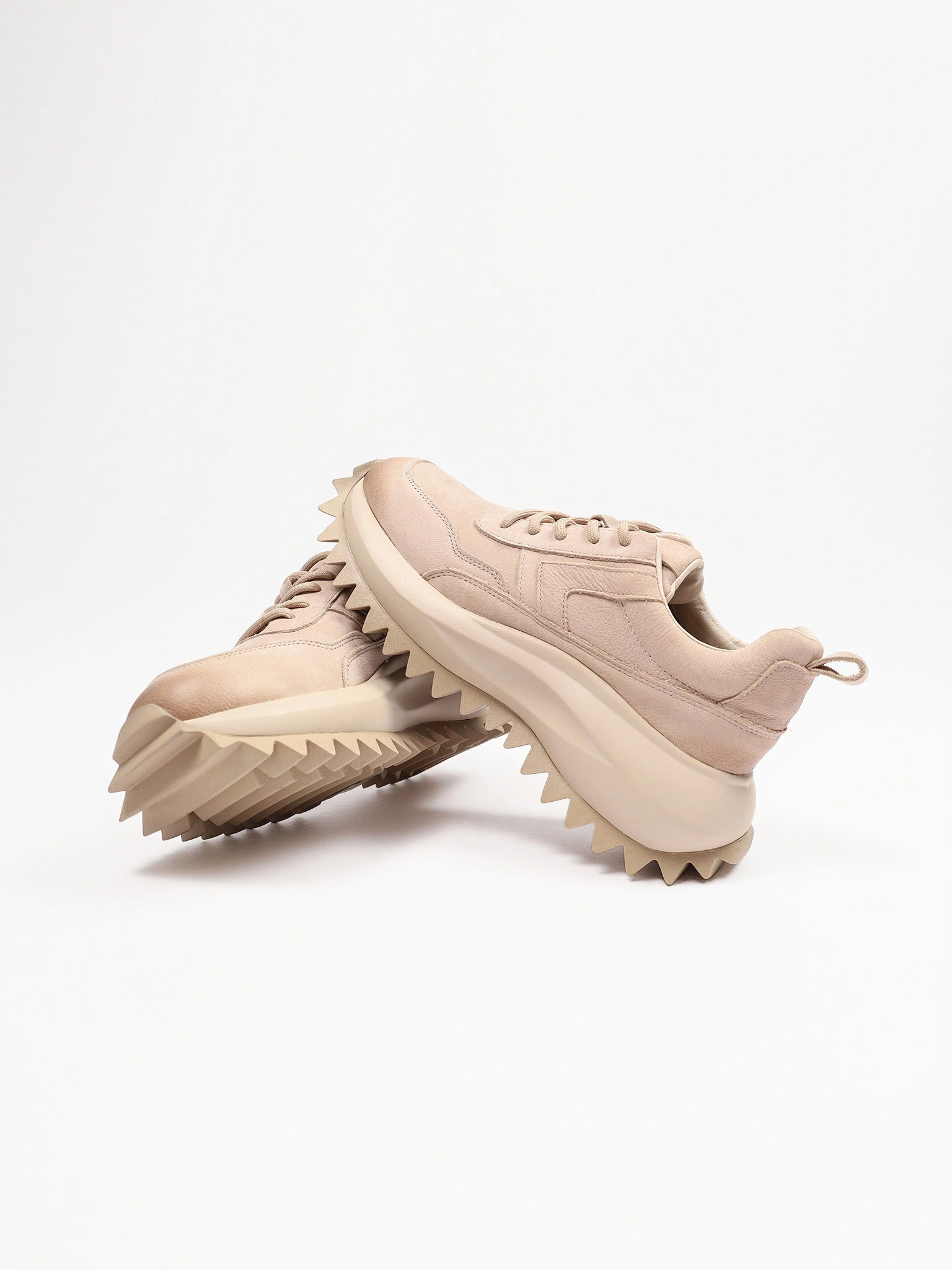 Кроссовки бежевого цвета на объемной рельефной подошве